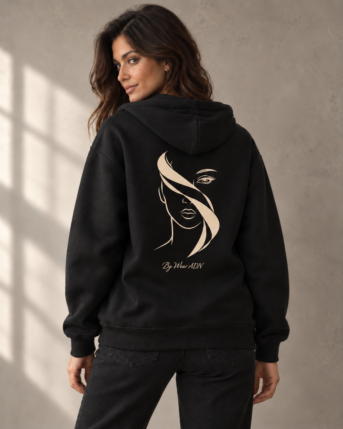 Hoodie MY SECRET 01 UNSEEN porté — dessin du voile au dos, By Wear ADN