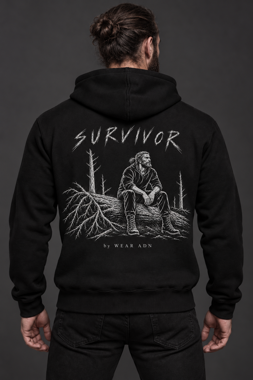 Hoodie MY PATH 01 SURVIVOR porté — homme assis sur un tronc au dos, By Wear ADN