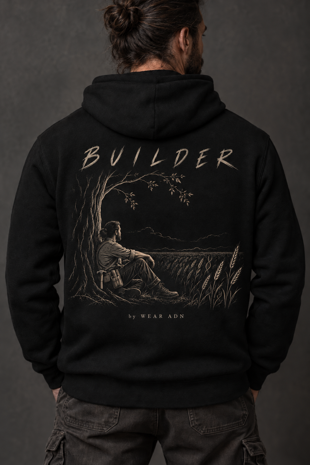 Hoodie MY PATH 04 BUILDER porté — homme sous l'arbre devant un champ de blé au dos, By Wear ADN