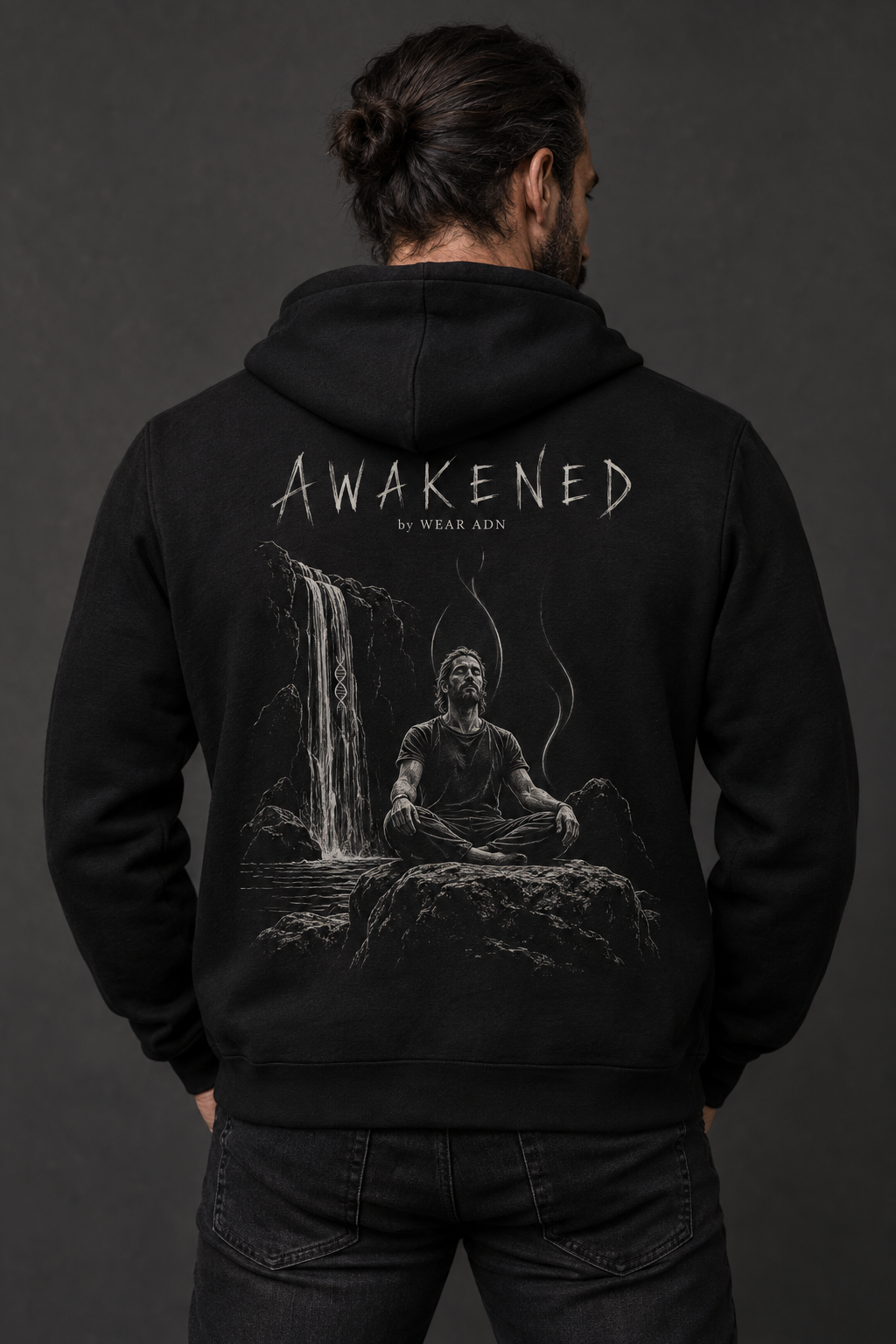 Hoodie MY PATH 07 AWAKENED porté — méditation devant une chute d'eau au dos, By Wear ADN
